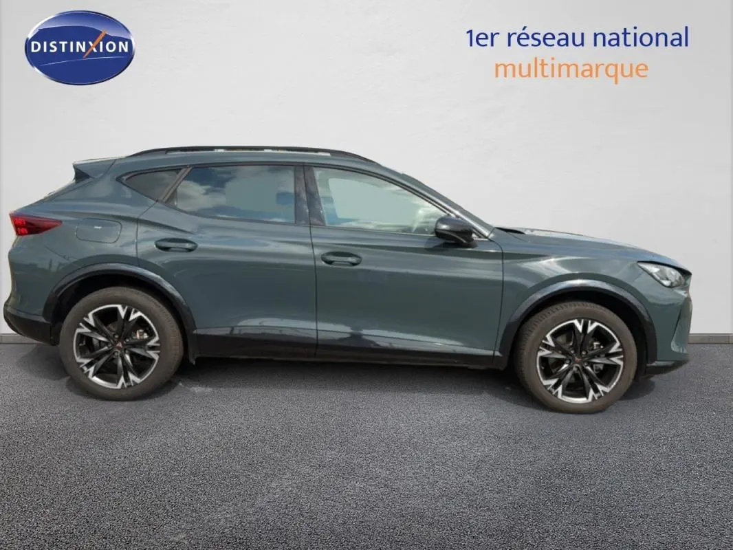 Vue de profil côté gauche d'un CUPRA Formentor gris foncé avec jantes alliage 18 pouces sur fond neutre.