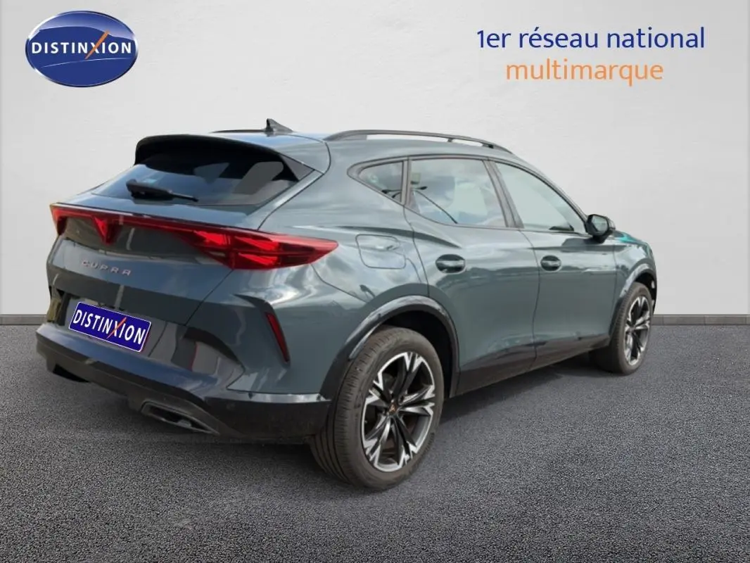 Vue 3/4 arrière droit d'un CUPRA Formentor gris foncé avec jantes alliage 18 pouces et vitres surteintées.