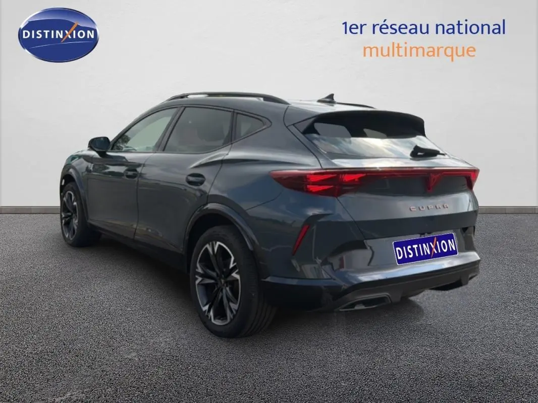 Vue 3/4 arrière d'un CUPRA Formentor gris foncé avec jantes alliage noires de 18 pouces sur fond neutre.