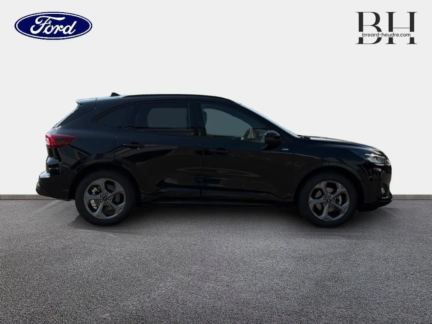 Profil droit d'un Ford Kuga 2025 noir Agate métallisé avec jantes alliage et vitres surteintées.
