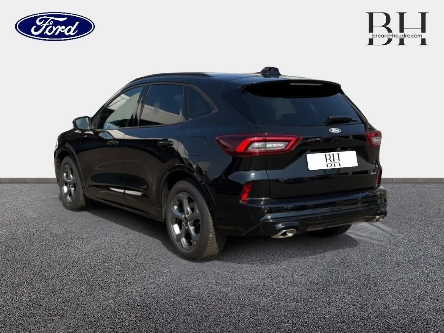 Ford Kuga noir Agate métallisé vu en 3/4 arrière droit, avec feux LED et double sortie d’échappement chromée.