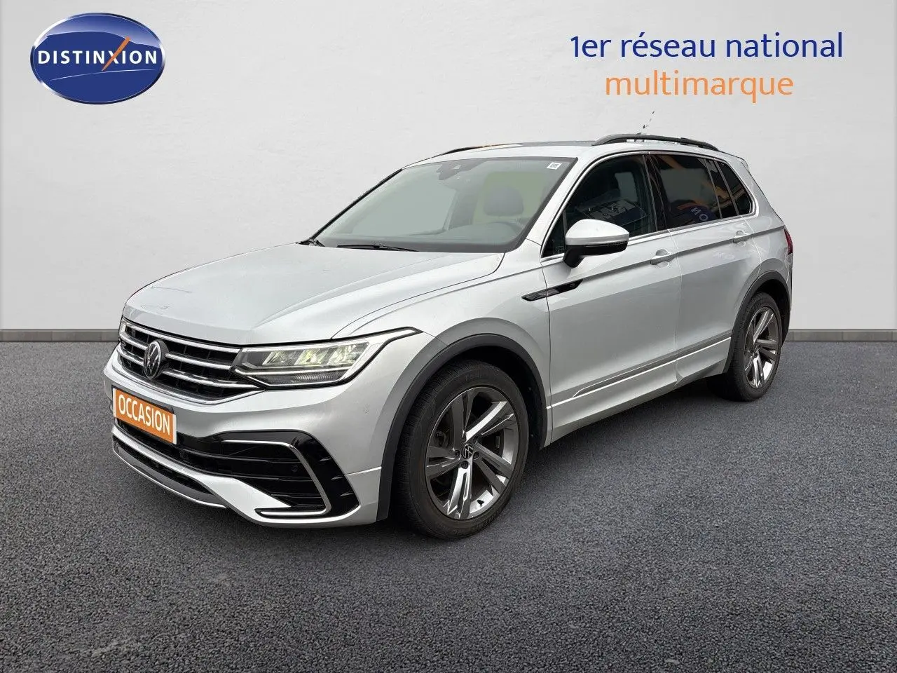 Volkswagen Tiguan 1.5 TSI 150CH R-Line en Reflex Silver, vue 3/4 avant droit avec jantes alliage et calandre distinctive.