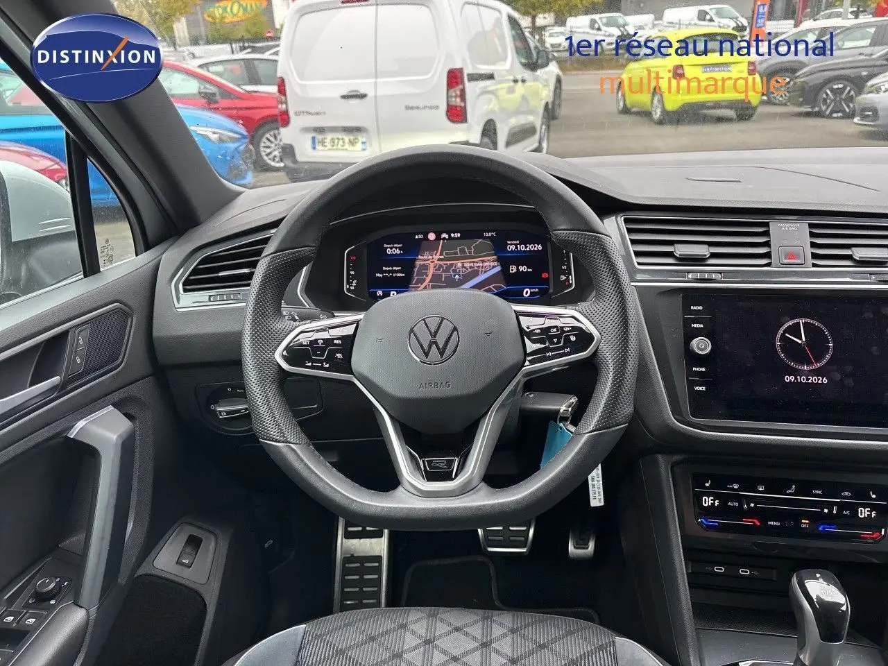 Vue intérieure centrée sur le volant multifonction et le tableau de bord numérique du Volkswagen Tiguan 2024 en finition R-Line.