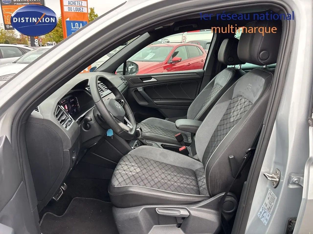 Intérieur du Volkswagen Tiguan 2024 en Reflex Silver, vue côté gauche sur les sièges avant en cuir et alcantara gris noir.