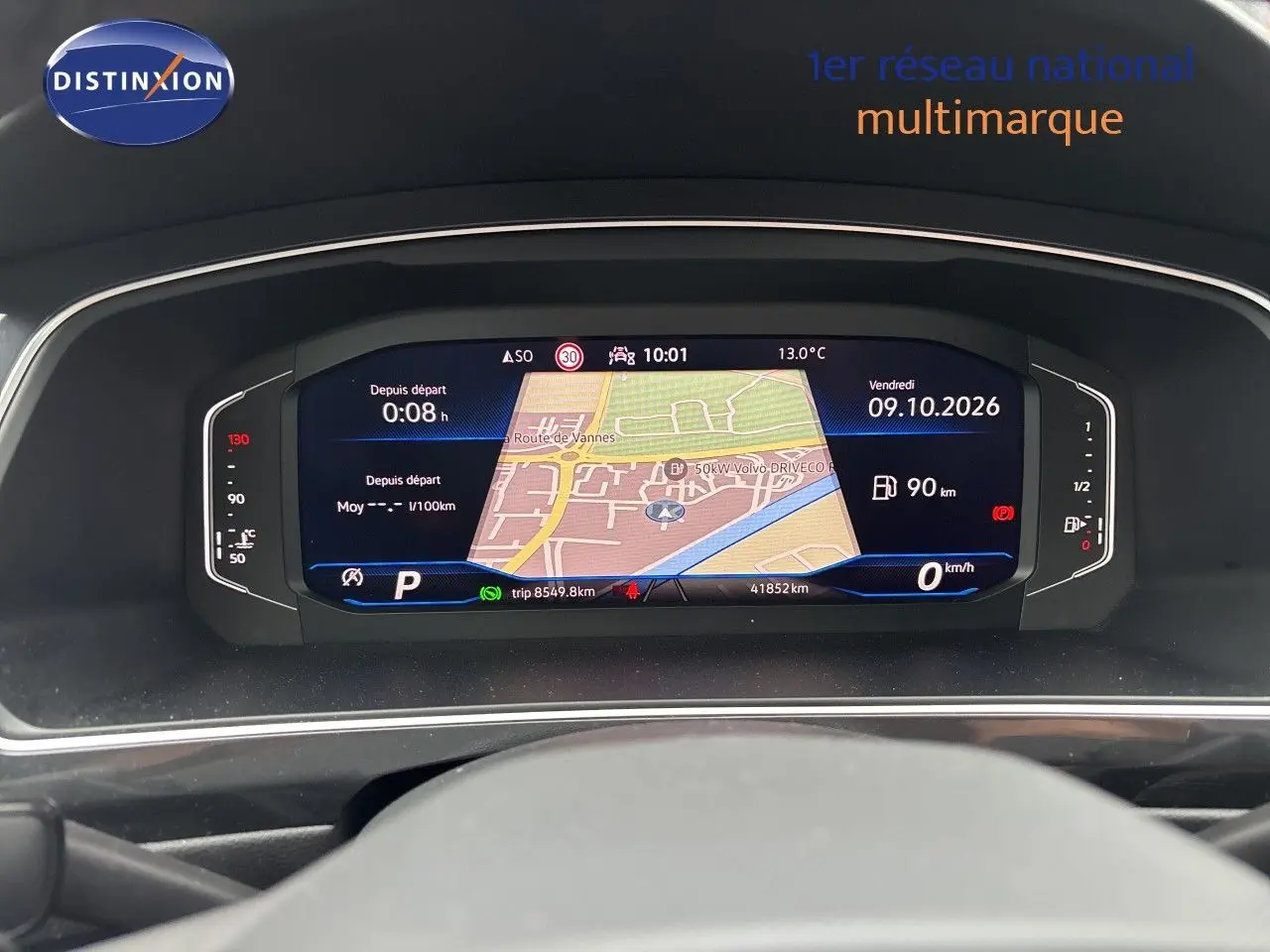 Tableau de bord numérique du Volkswagen Tiguan 2024 en gros plan, affichant la navigation et les informations de conduite.