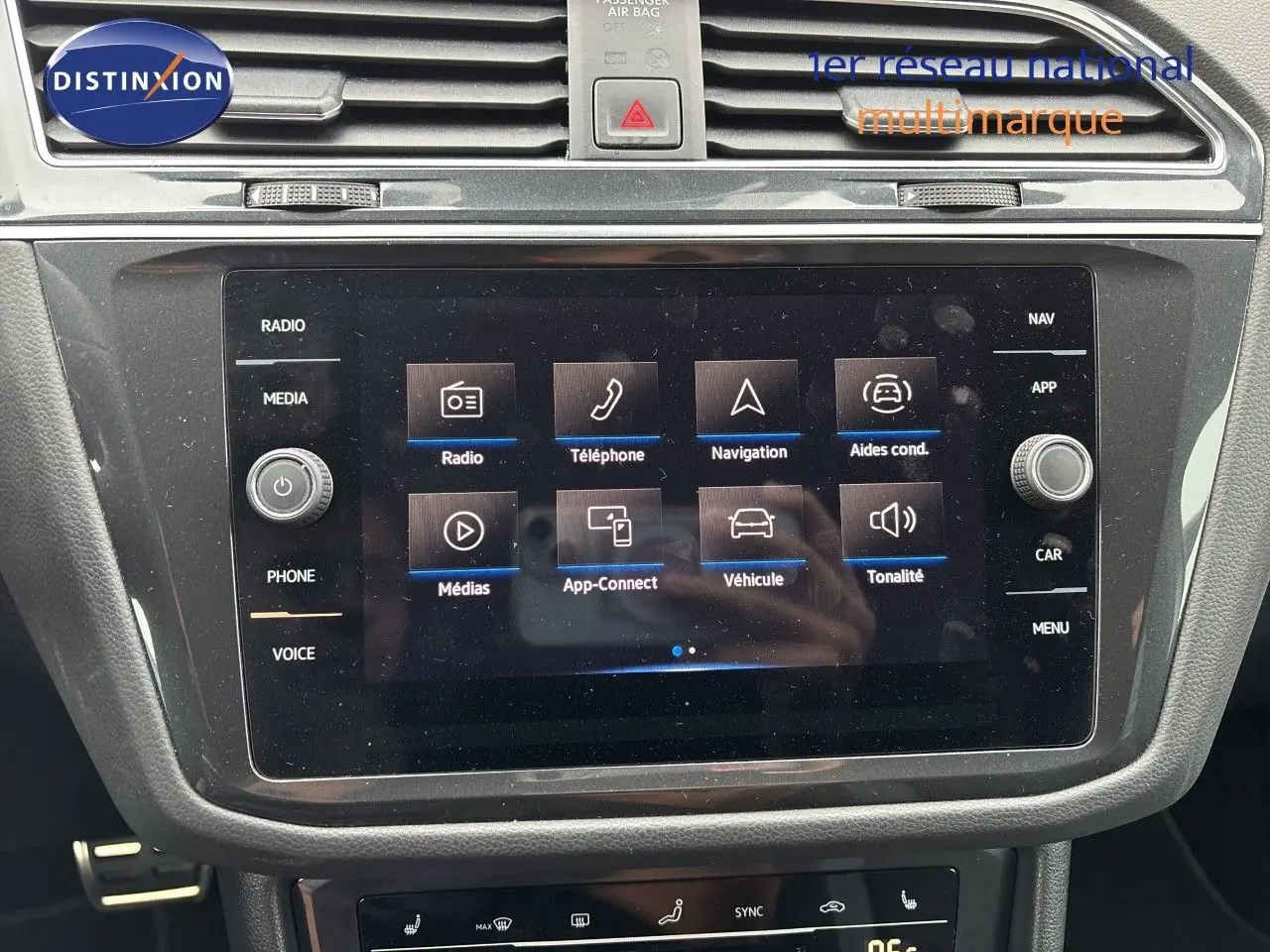 Écran tactile central du Volkswagen Tiguan 2024 en gros plan, affichant les options multimédia et navigation.