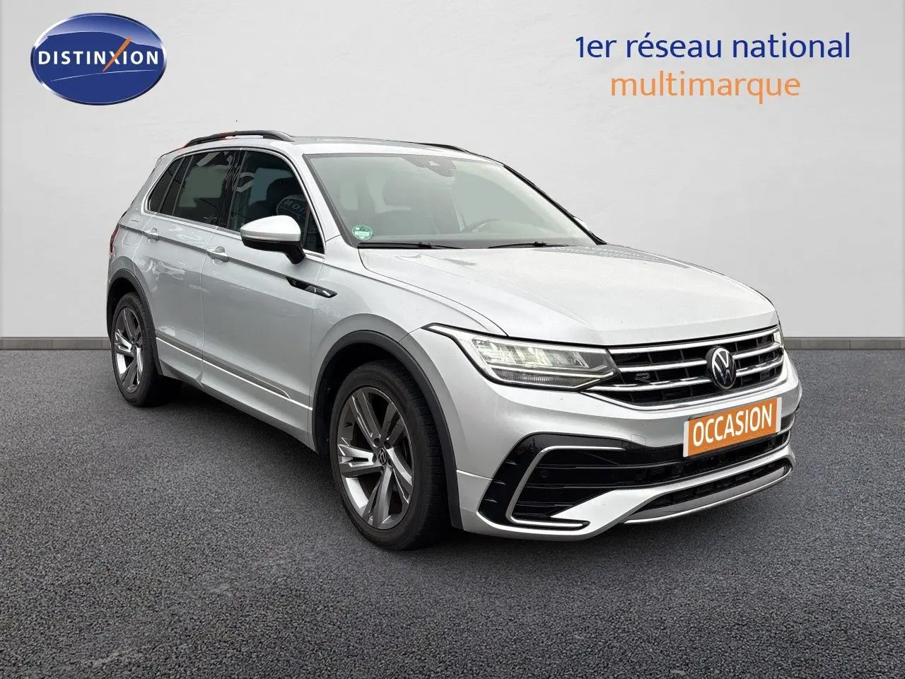 Volkswagen Tiguan 1.5 TSI R-Line 2024 en Reflex Silver, vue 3/4 avant avec jantes alliage et calandre distinctive.