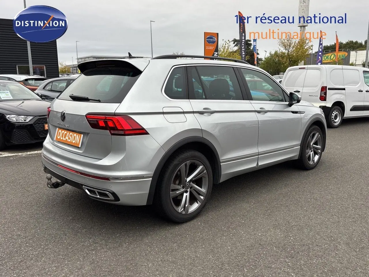 Volkswagen Tiguan 1.5 TSI R-Line 2024 en Reflex Silver, vue 3/4 arrière droit avec jantes alliage et feux LED.
