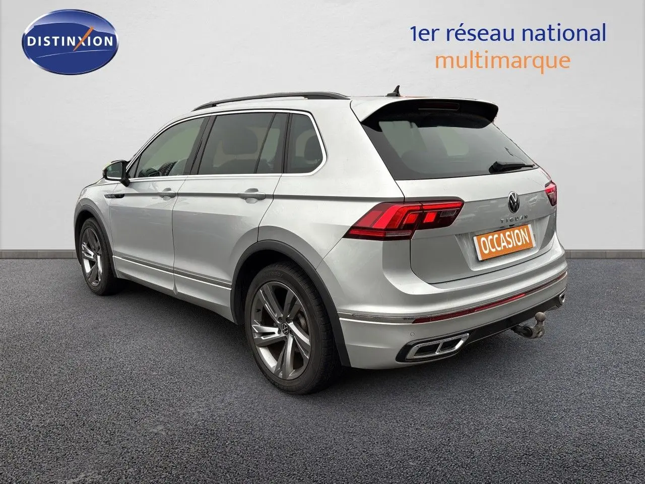 Volkswagen Tiguan 1.5 TSI R-Line 2024 en Reflex Silver, vue 3/4 arrière droit avec jantes alliage et feux LED.