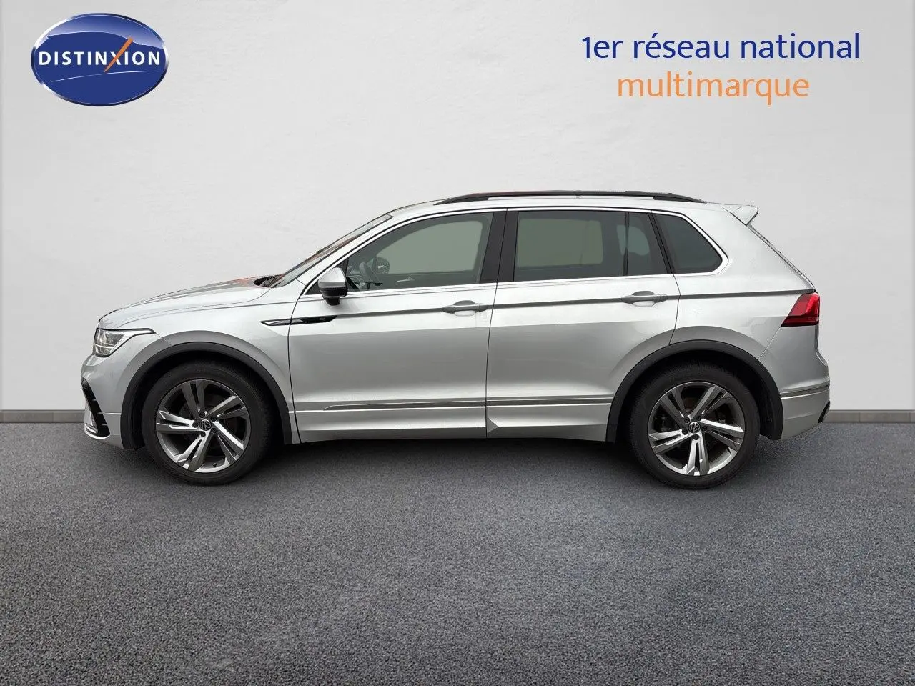 Volkswagen Tiguan 1.5 TSI R-Line 2024 en Reflex Silver Metal, vue profil côté gauche sur fond neutre.