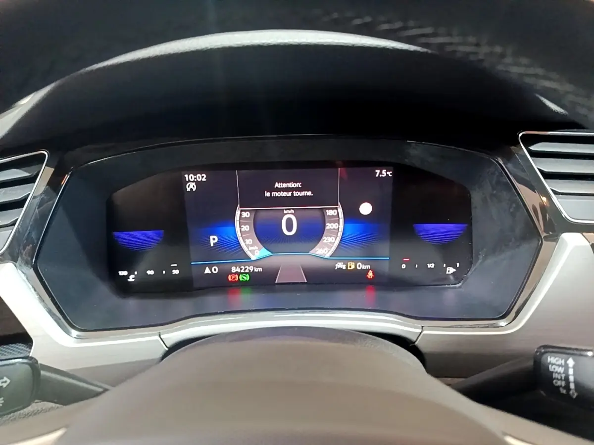 Tableau de bord numérique du Volkswagen Touran 2023 affichant la vitesse à 0 km/h et divers indicateurs.