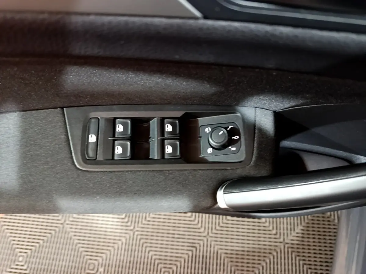 Commande des vitres et réglage des rétroviseurs côté conducteur du Volkswagen Touran gris foncé 3/4 avant.