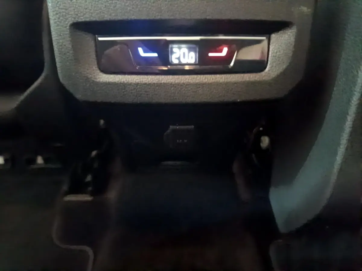 Affichage digital de la climatisation arrière à 20°C dans un Volkswagen Touran gris foncé 2023.