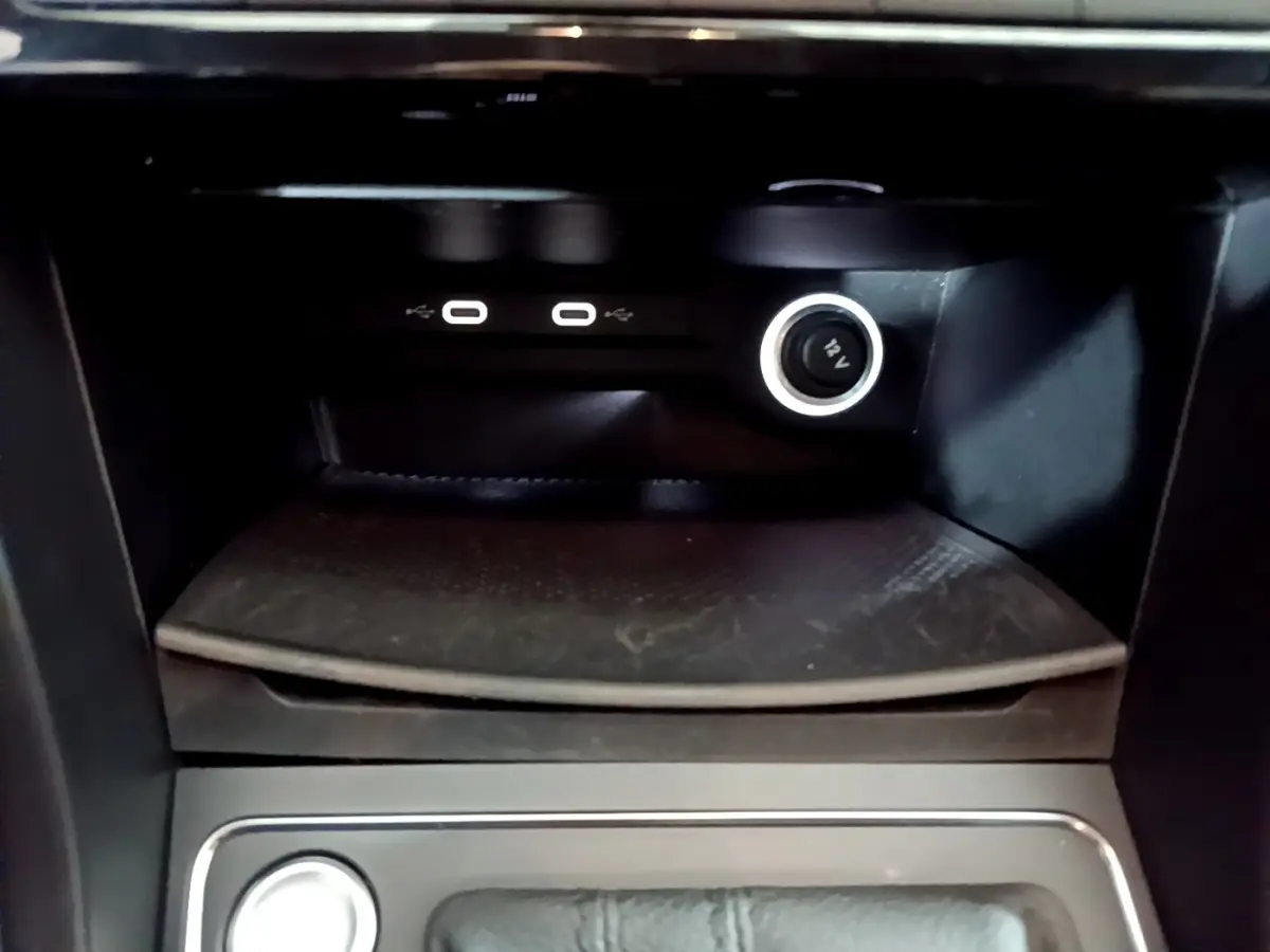 Prise 12V et ports USB dans le rangement central du Volkswagen Touran gris foncé 2023, version Life Plus.