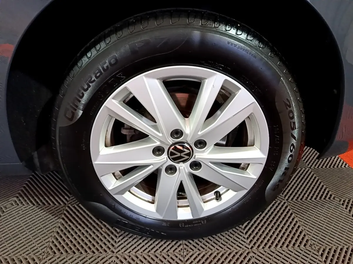 Gros plan sur la roue avant droite gris foncé d'un Volkswagen Touran 2.0 TDI 150 DSG7 Life Plus avec jante aluminium.