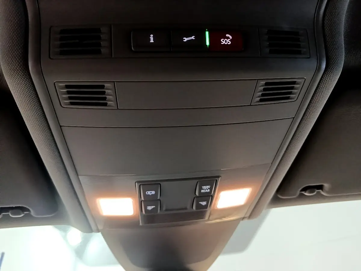Plafonnier avec commandes d'éclairage et bouton SOS dans l'habitacle du Volkswagen Touran gris foncé 2023