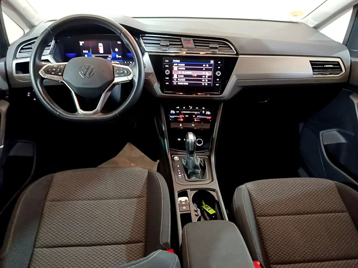 Intérieur Volkswagen Touran 2023 gris foncé, vue avant centrée sur tableau de bord et volant cuir multifonctions.
