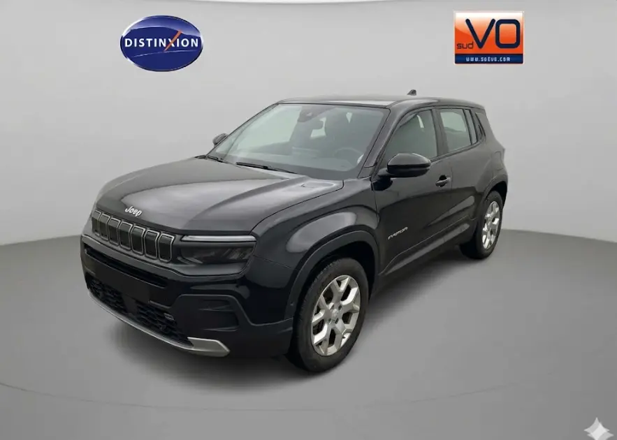 Jeep Avenger noir en 3/4 avant droit, mettant en valeur ses jantes alliage 17 pouces et sa calandre distinctive.