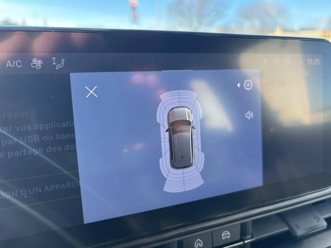 Écran tactile intérieur montrant la vue 360° du Jeep Avenger noir, avec capteurs de proximité activés.