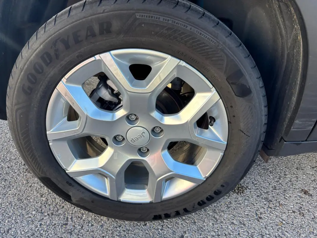 Gros plan sur la jante alliage 17 pouces argentée d’un Jeep Avenger noir, avec pneu Goodyear visible.