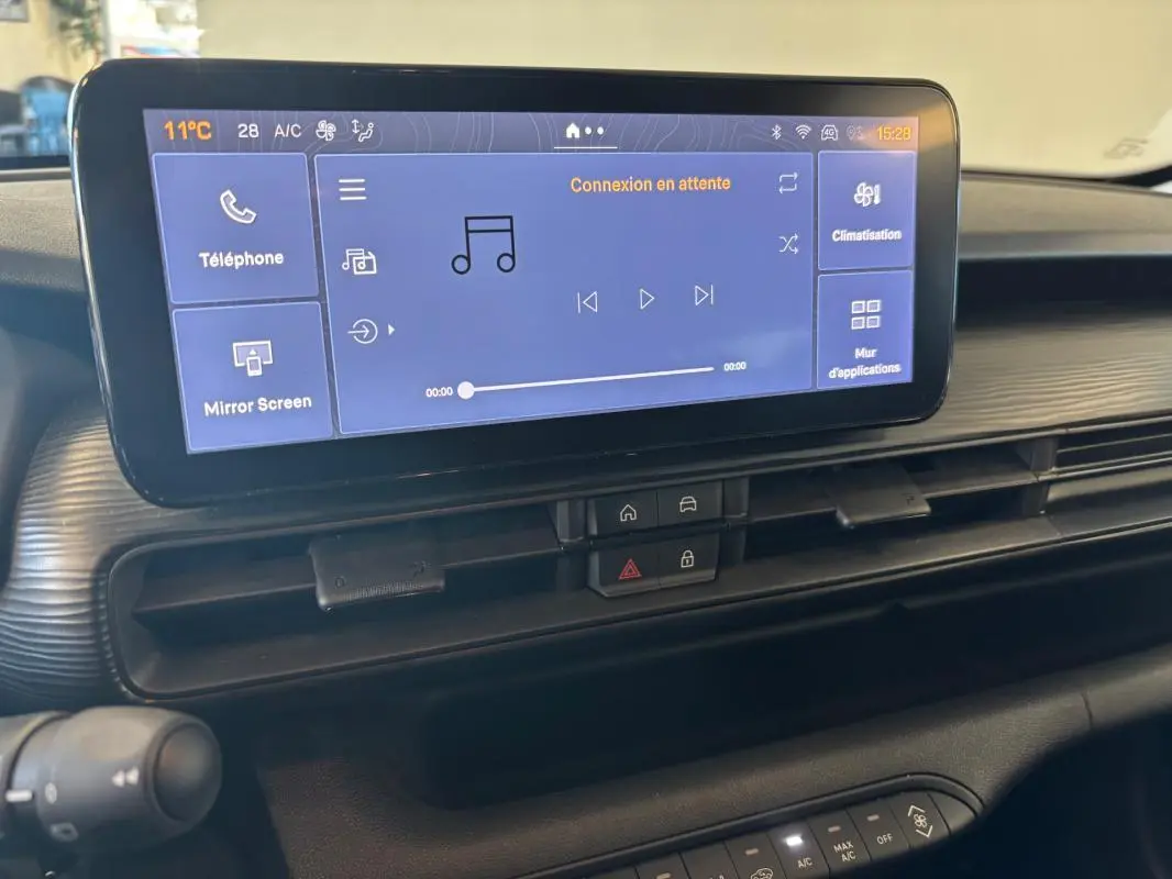 Écran tactile central du tableau de bord du Jeep Avenger 2024, affichant les commandes multimédia et climatisation.