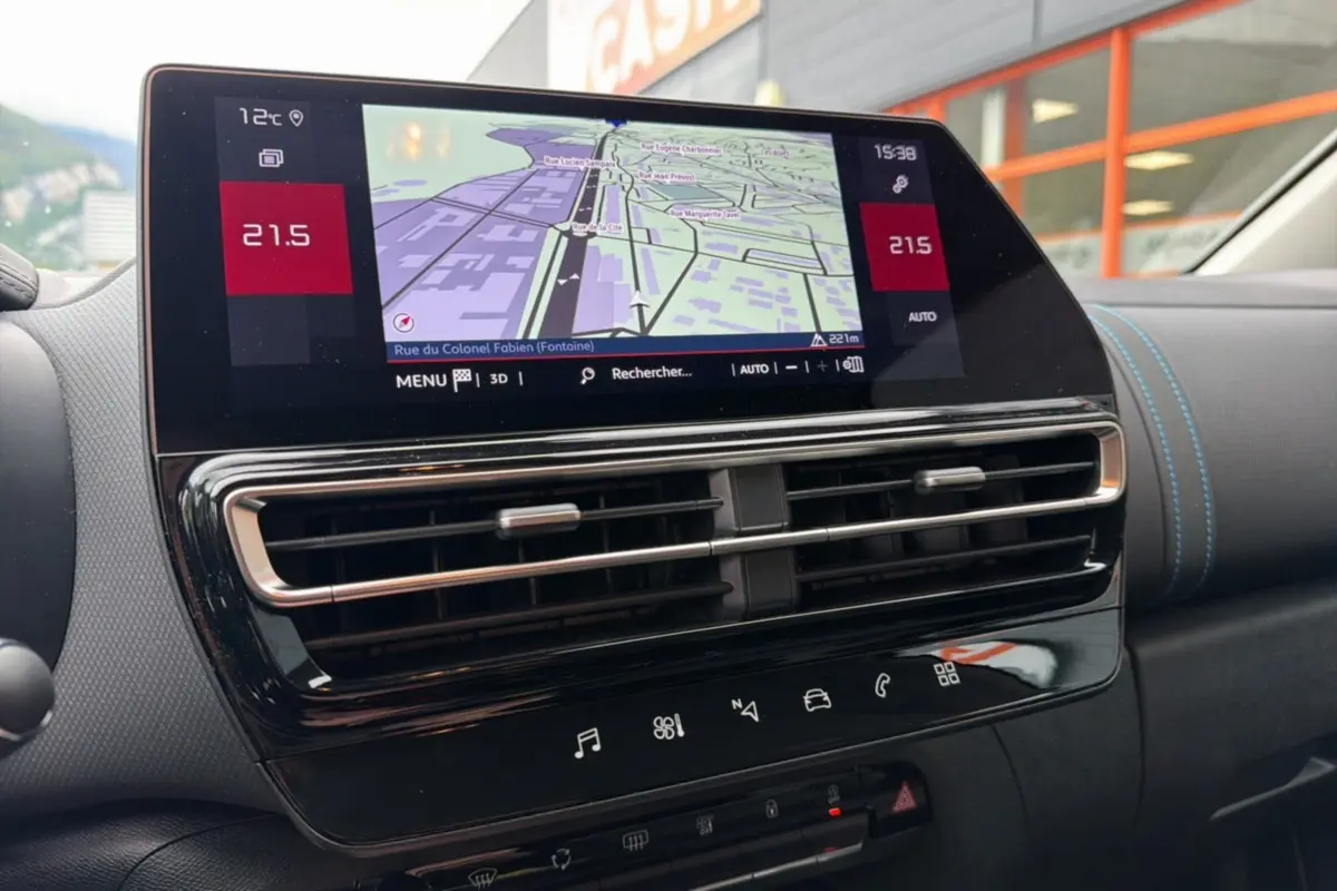 Vue rapprochée de l’écran tactile central avec navigation GPS du tableau de bord noir du Citroën C5 Aircross 2025.