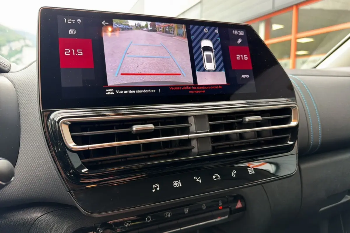 Vue rapprochée de l'écran tactile et des commandes de climatisation du tableau de bord du Citroën C5 Aircross noir 2025.