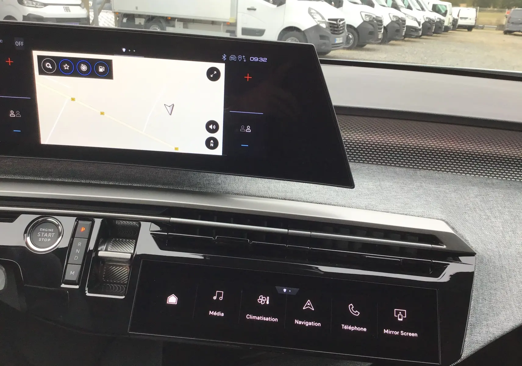 Vue intérieure du tableau de bord du Peugeot 3008 2026, écran tactile de navigation et commandes digitales modernes.