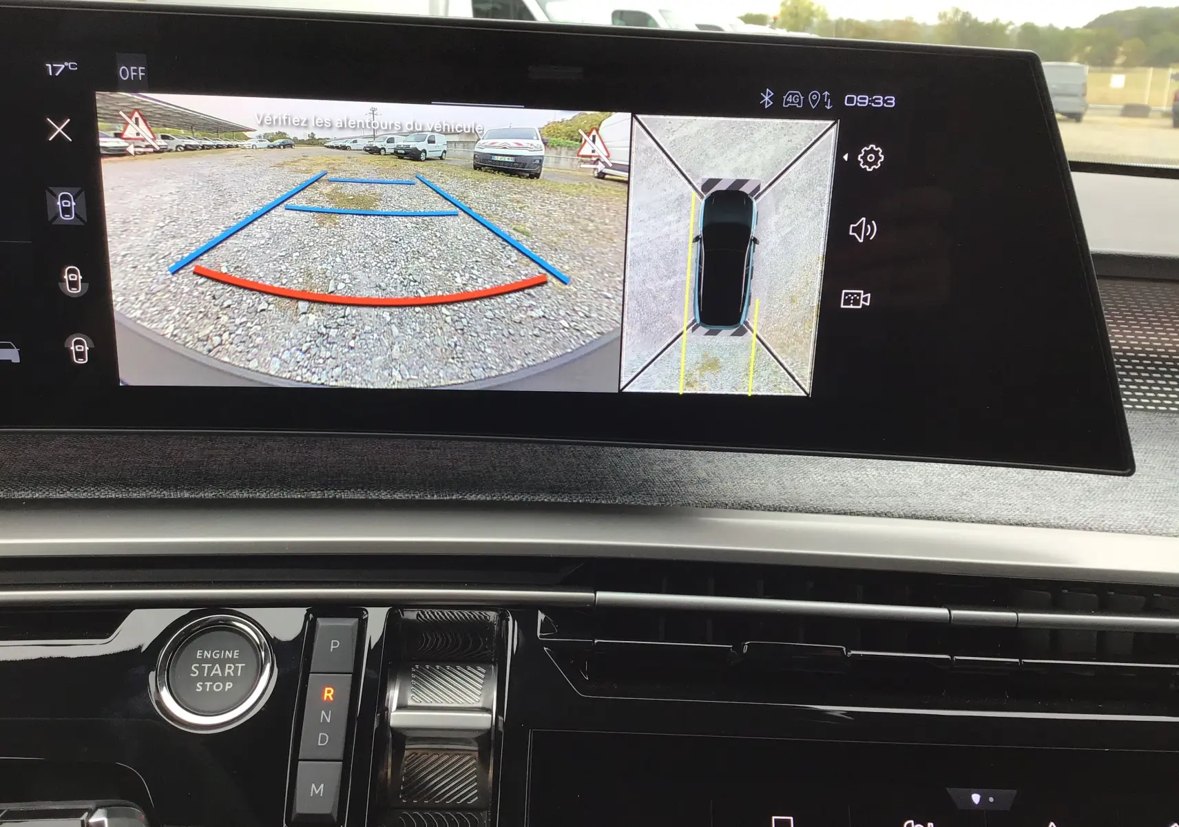 Écran intérieur du Peugeot 3008 hybride 2026 montrant la caméra de recul et la vue 360 en mode stationnement.