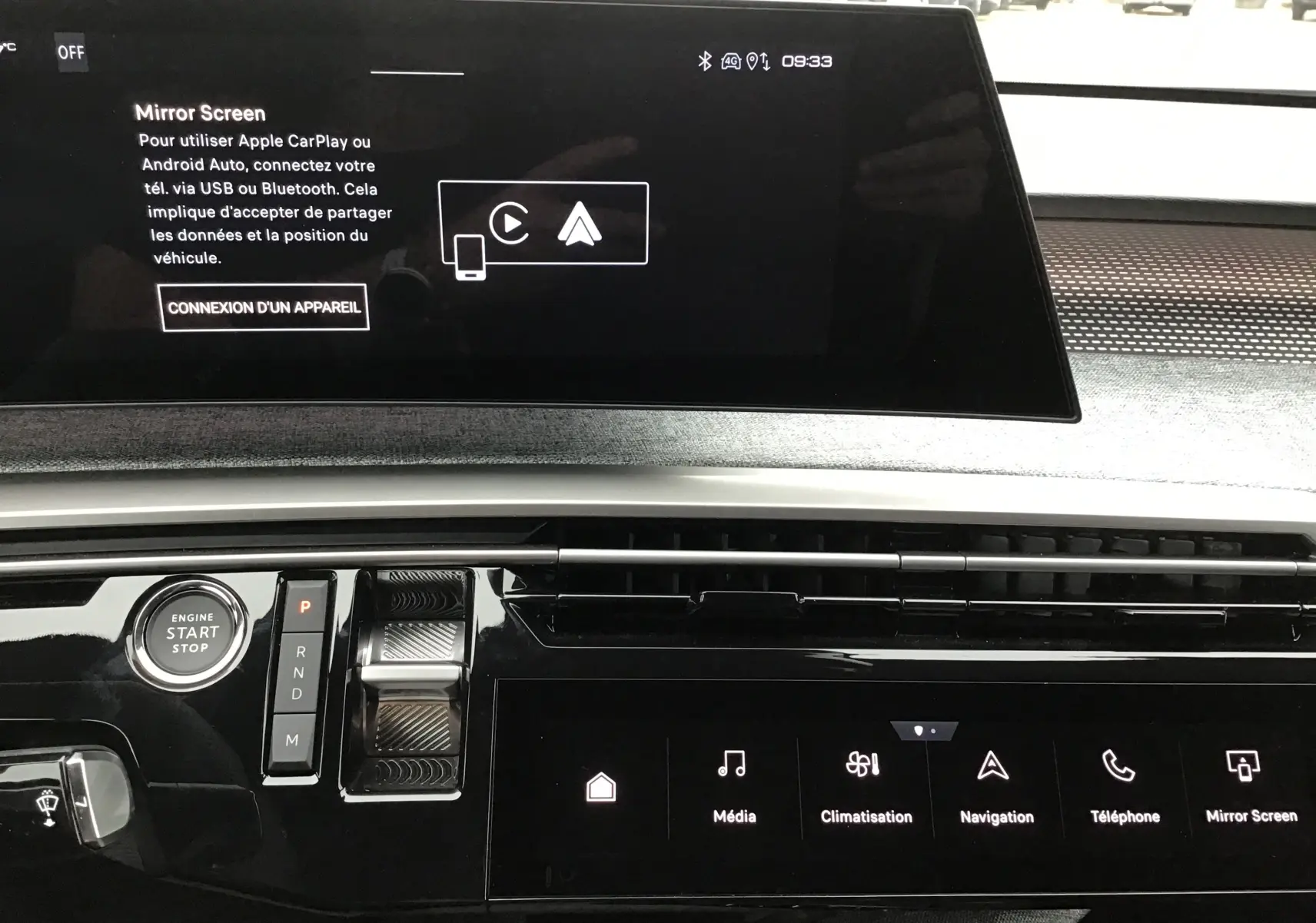 Vue rapprochée de la console centrale du Peugeot 3008 2026 avec écran tactile et commandes de boîte automatique.