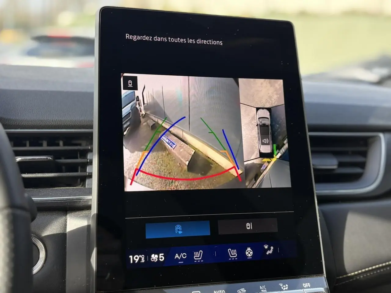Écran tactile intérieur montrant la caméra 360° du Renault Symbioz noir étoilé, vue arrière avec guidage coloré.