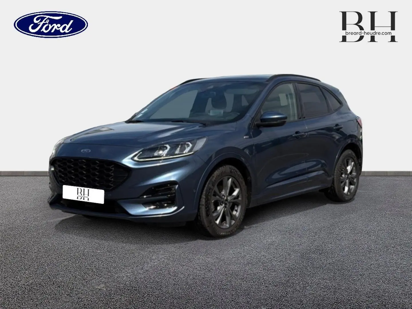 Ford Kuga bleu Abysse en 3/4 avant droit, avec jantes alu et vitres arrière surteintées visibles.