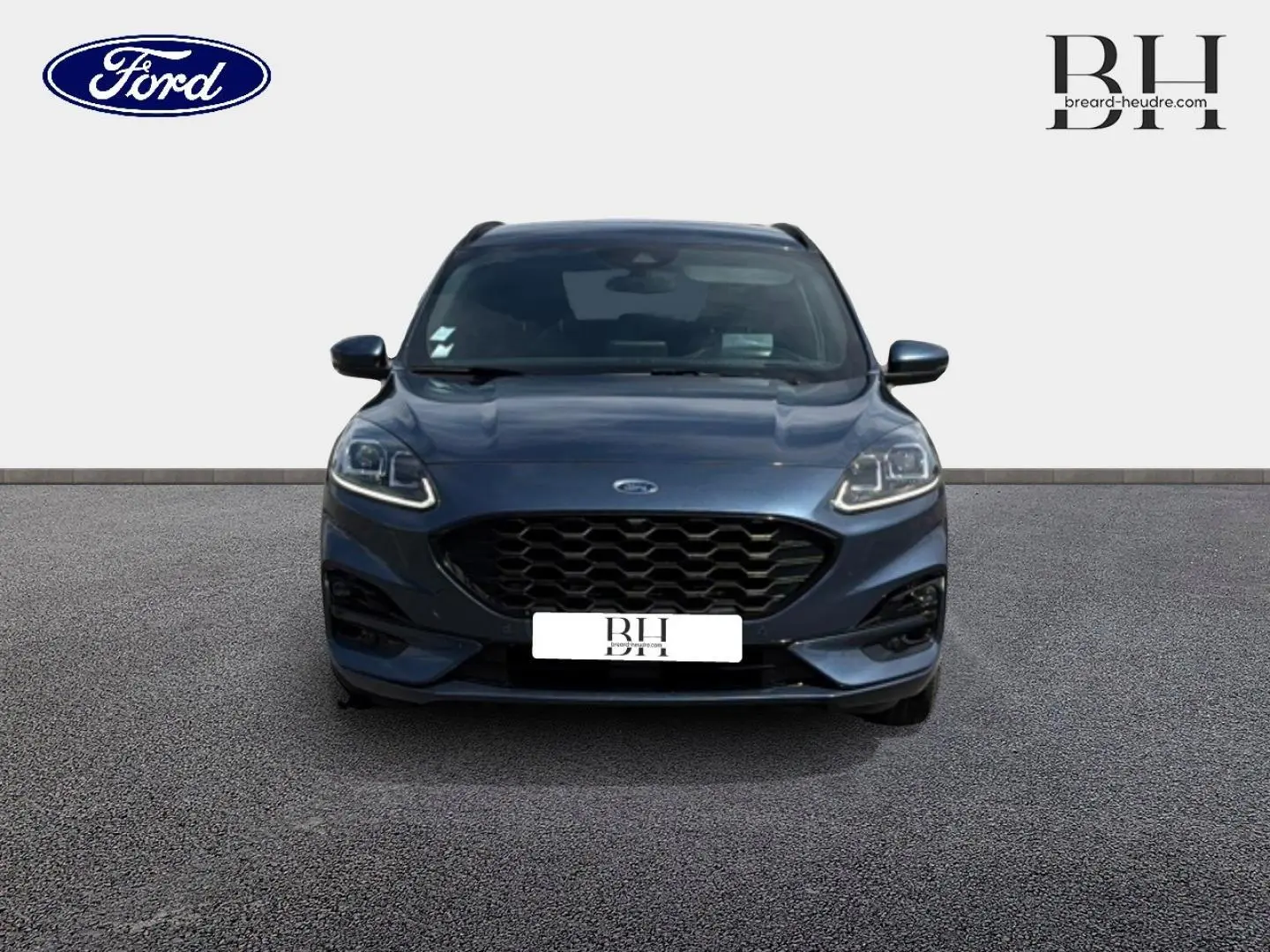 Vue frontale d'un Ford Kuga bleu Abysse 2020 avec calandre noire et phares LED distinctifs.