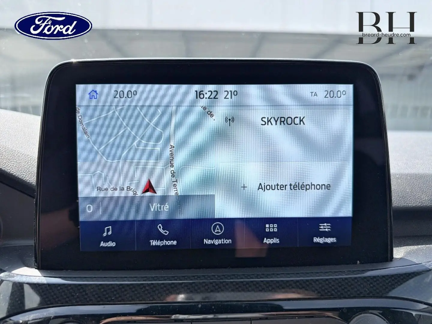 Écran tactile central du Ford Kuga 2020 affichant la navigation et les options multimédia en intérieur.