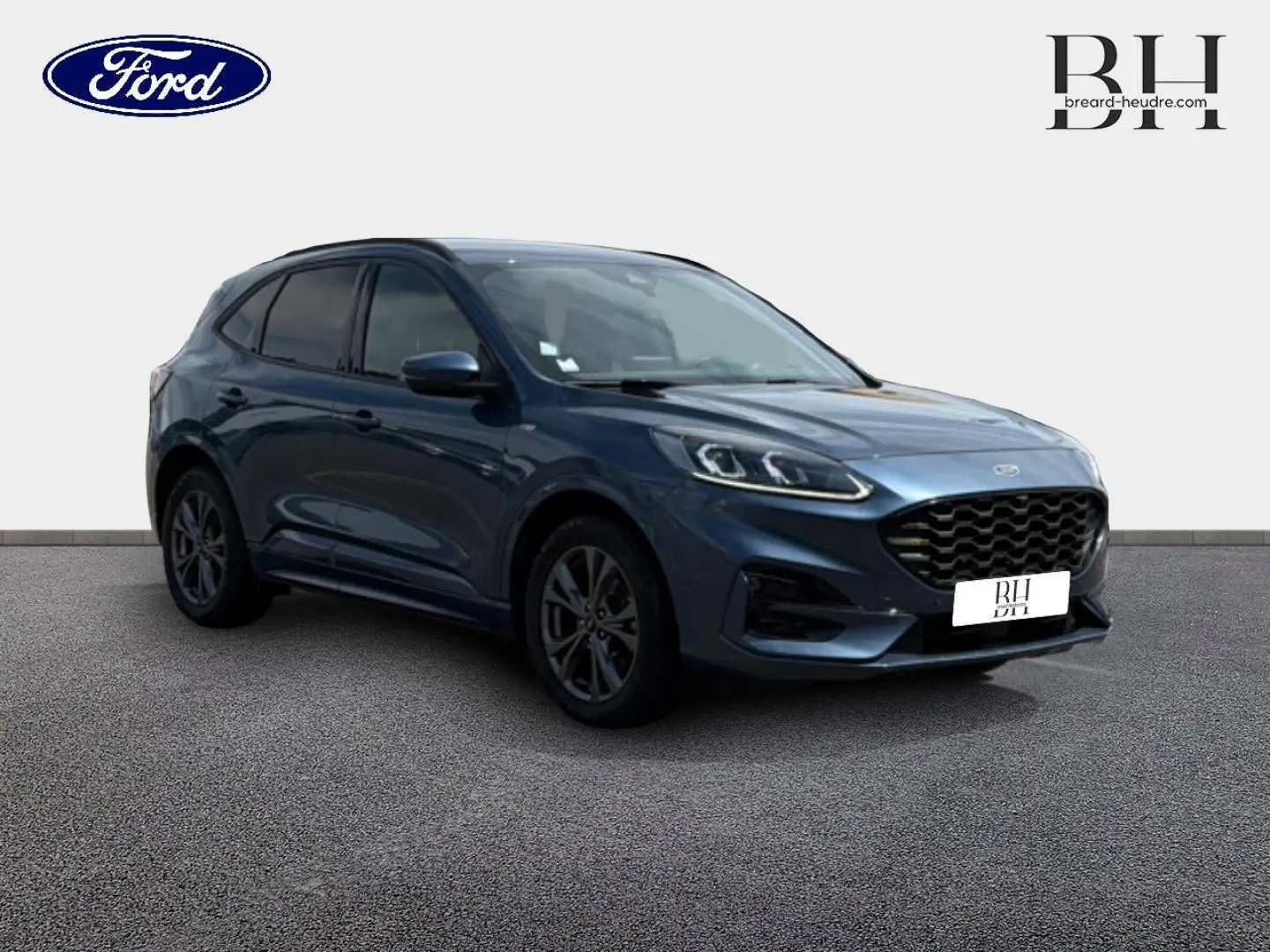 Ford Kuga 2.0 EcoBlue bleu Abysse en 3/4 avant droit avec jantes alu et vitres arrière surteintées.