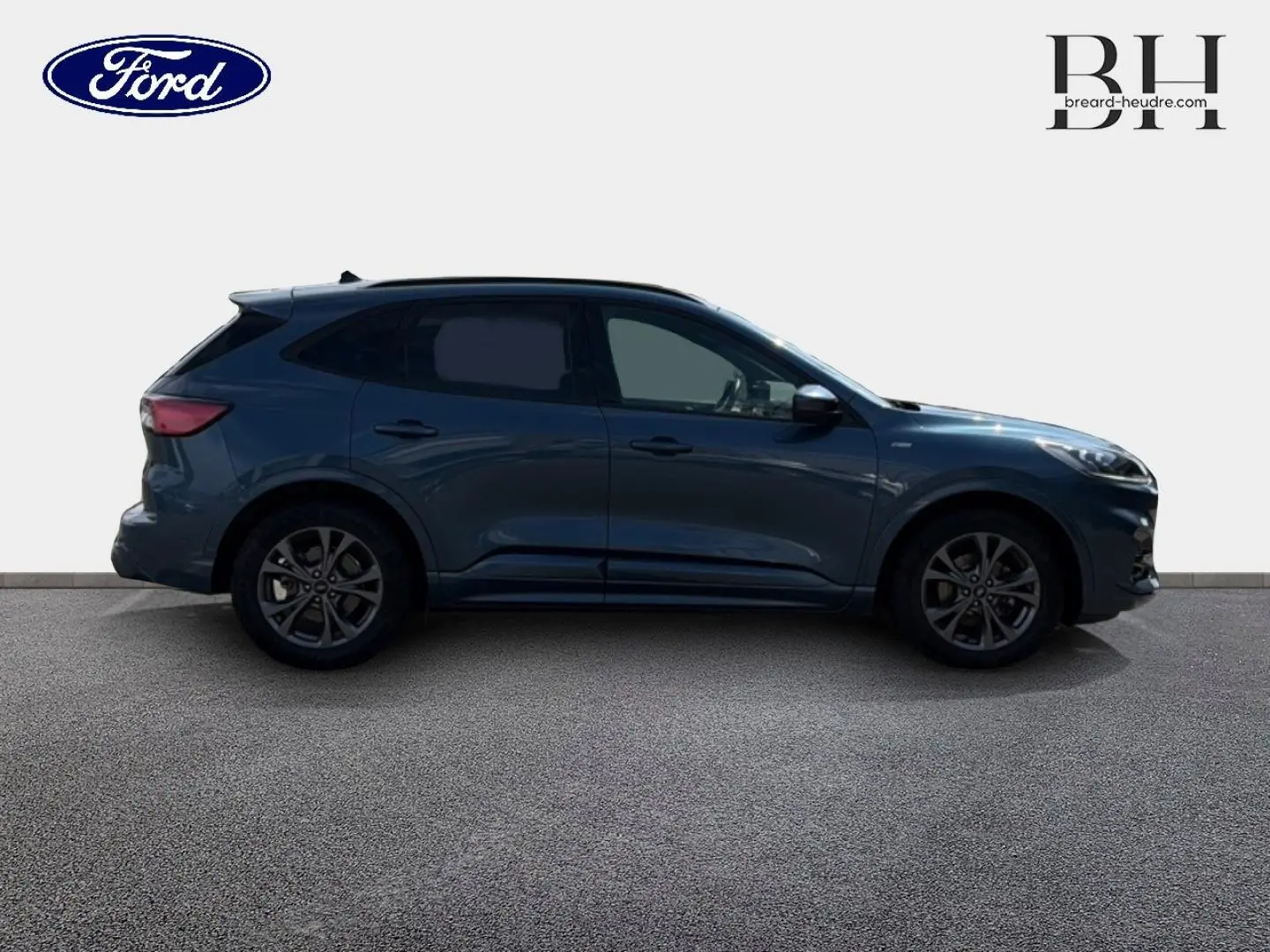 Profil côté gauche d'un Ford Kuga bleu Abysse 2020 avec jantes alu et vitres arrière surteintées.