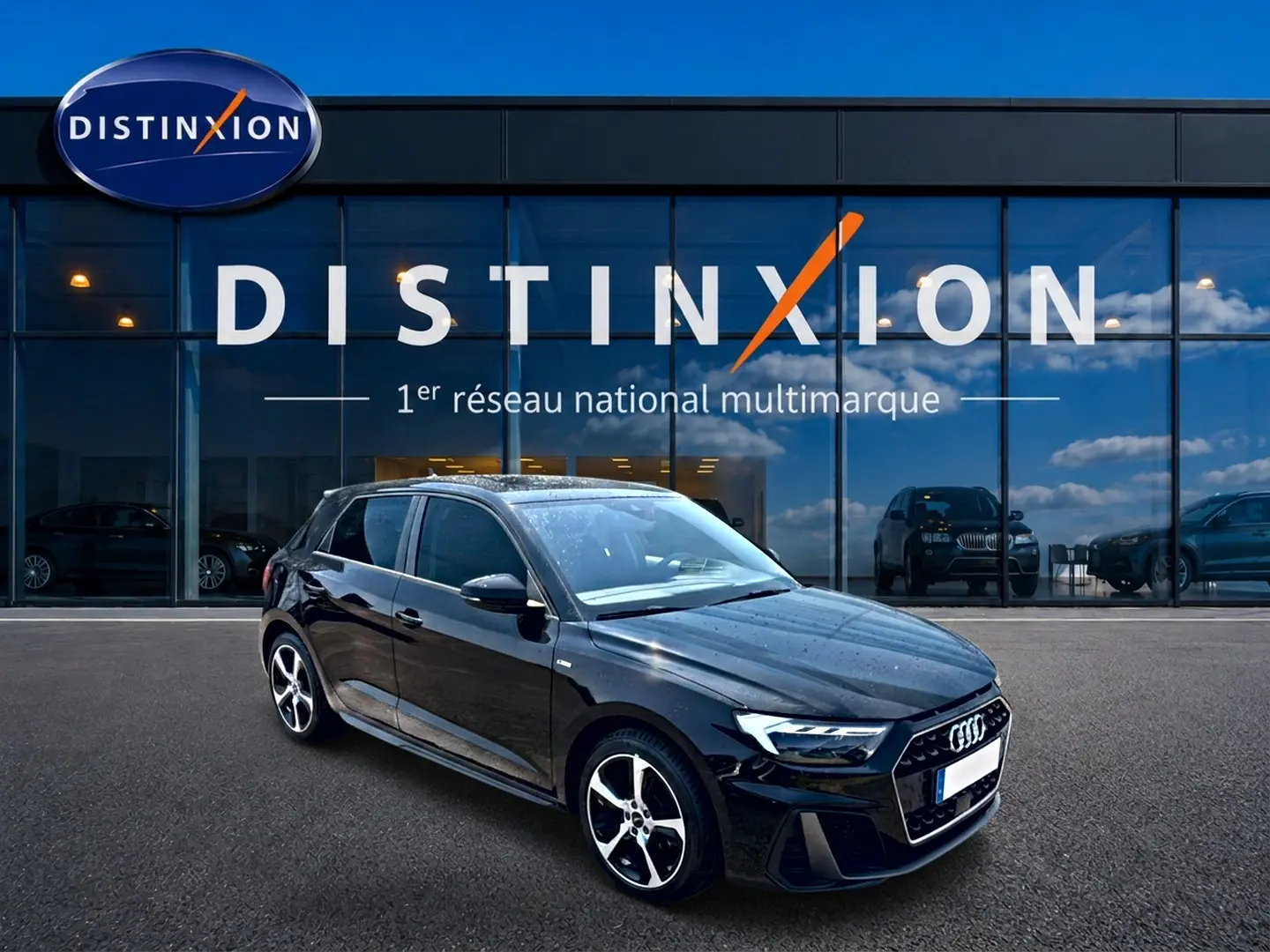 Audi A1 Sportback noir vue 3/4 avant droit, avec jantes alu et calandre hexagonale distinctive.