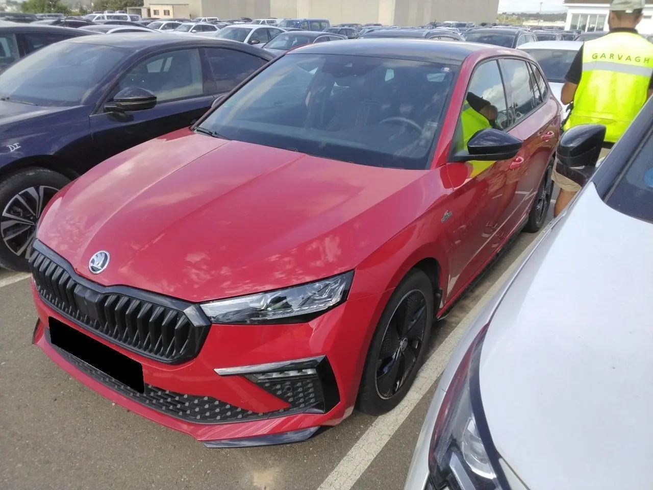 Vue 3/4 avant d'une Skoda Scala TSI 116 Monte-Carlo rouge Velvet avec jantes noires et toit panoramique visible.