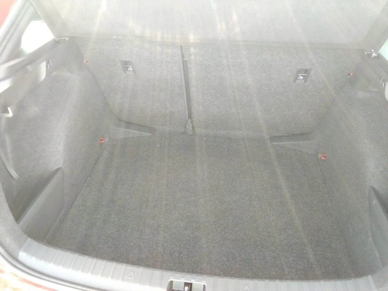 Vue intérieure du coffre spacieux et vide d'une Skoda Scala TSI 116 DSG7 Monte-Carlo, sans éléments visibles colorés.