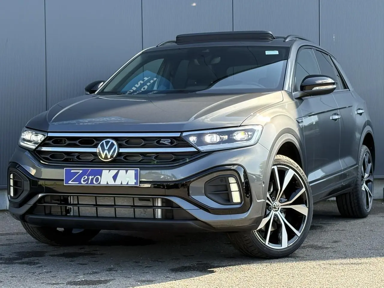 Volkswagen T-Roc gris Indium en 3/4 avant droit avec jantes alliage 19 pouces et toit ouvrant ouvert