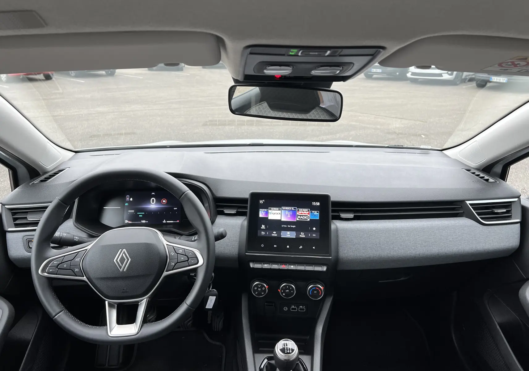 Vue intérieure frontale du tableau de bord et volant cuir noir de la Renault Clio V 1.0 Tce 90 Evolution 2025.