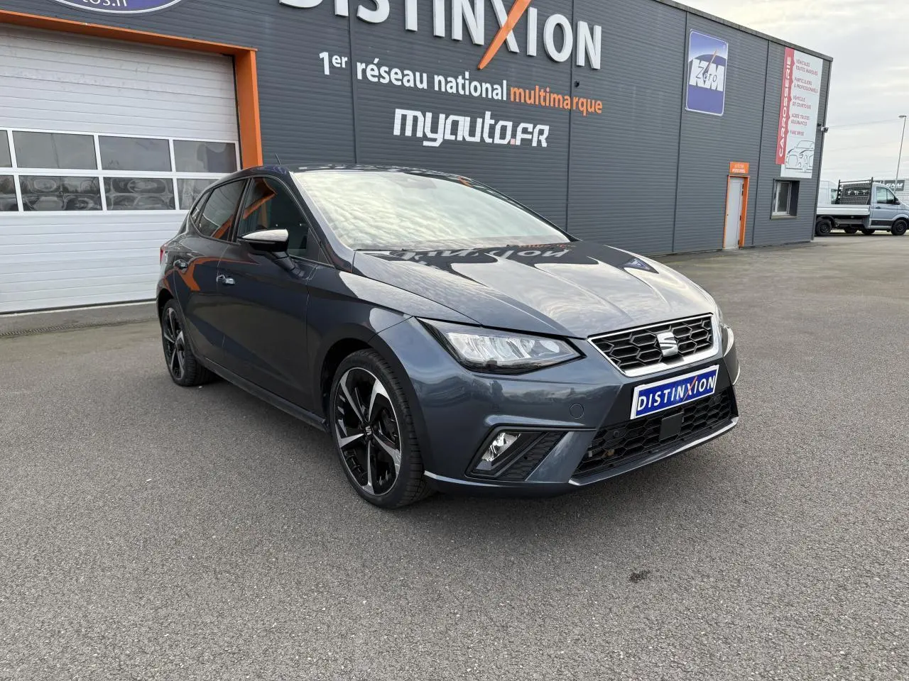SEAT IBIZA 2024 Magnetic Tech vue 3/4 avant droit avec jantes alliage noires et calandre distinctive.