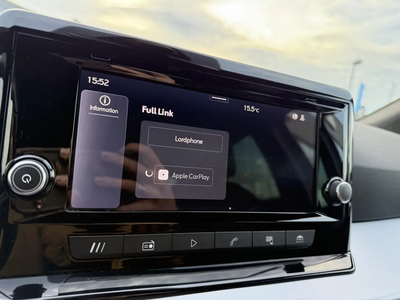 Écran tactile central de la SEAT IBIZA 2024 affichant l'interface Full Link avec Apple CarPlay, vue intérieure rapprochée.