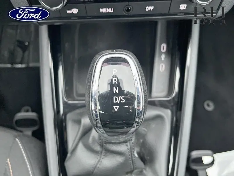 Levier de vitesses automatique DSG7 en gros plan dans l'habitacle d'une Skoda Kamiq rouge Velvet.