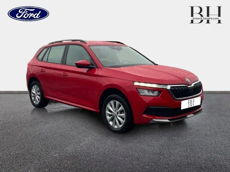 Vue 3/4 avant droit d'un Skoda Kamiq rouge Velvet métallisé avec calandre chromée et jantes alu.