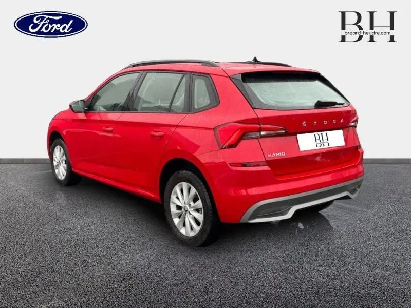 Vue 3/4 arrière droite d'un Skoda Kamiq rouge Velvet métallisé avec feux arrière LED et jantes alu.