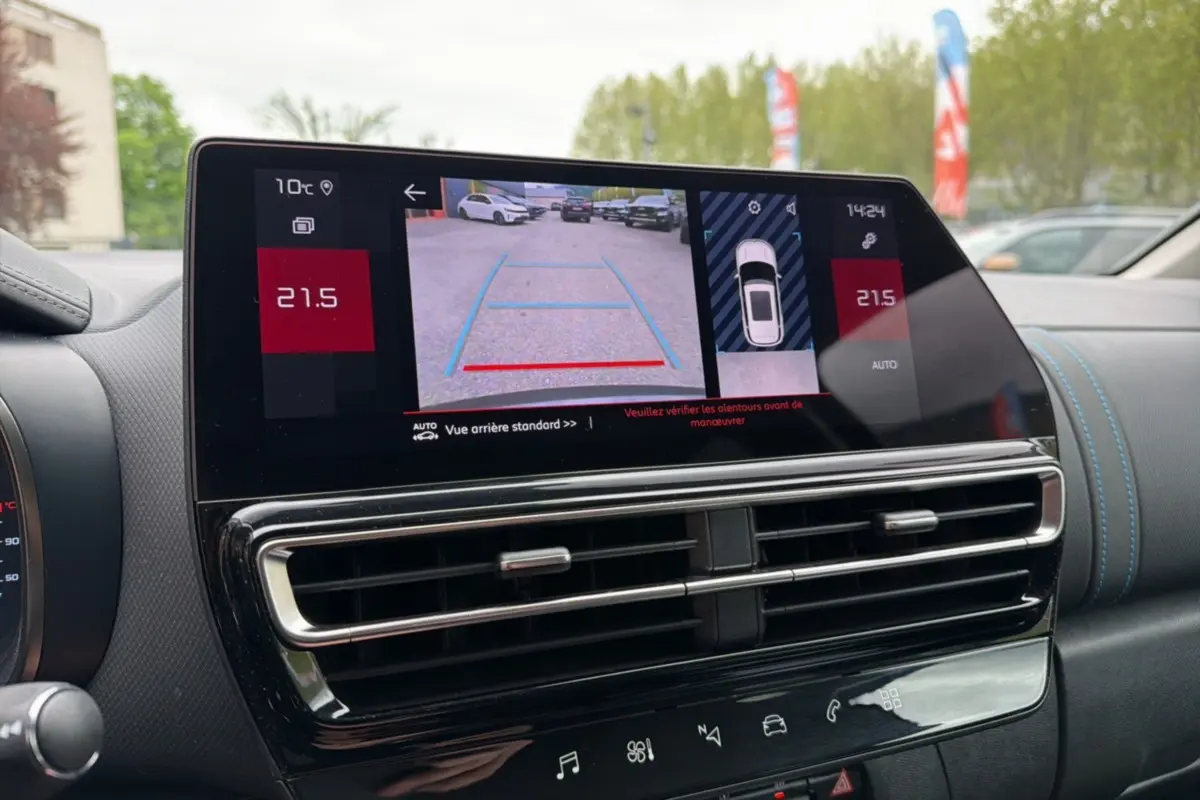 Écran tactile central montrant la caméra de recul et les réglages de climatisation dans un Citroën C5 Aircross gris platinium.