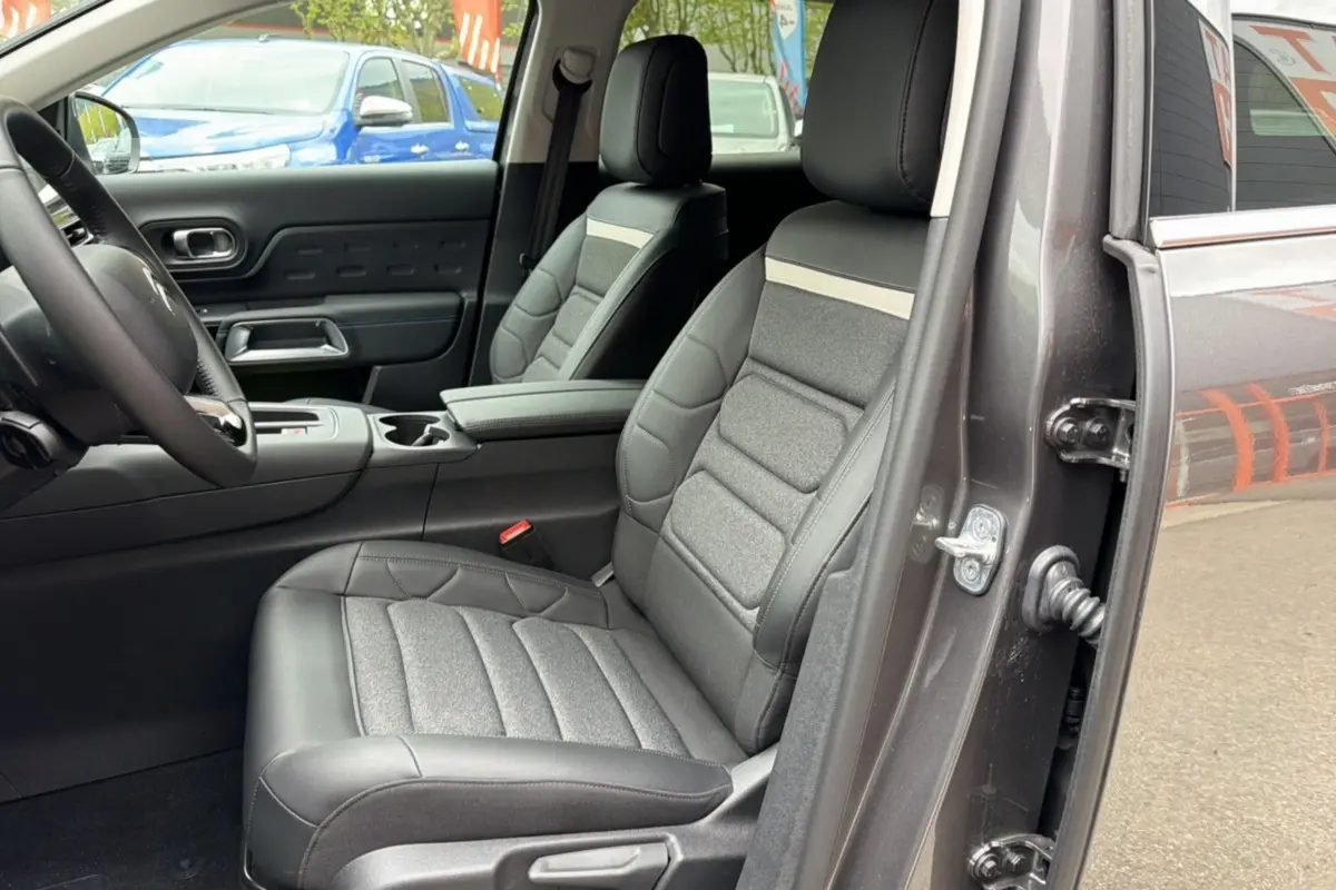 Vue intérieure côté conducteur du Citroën C5 Aircross gris platinium, mettant en valeur les sièges Advanced Comfort et l'accoudoir central.
