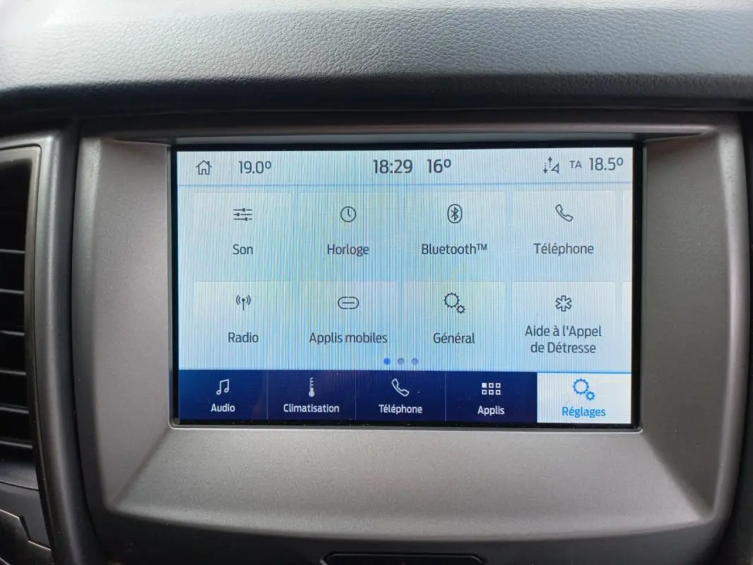 Écran tactile central du Ford Ranger blanc 2022 affichant le menu des réglages et options connectées.