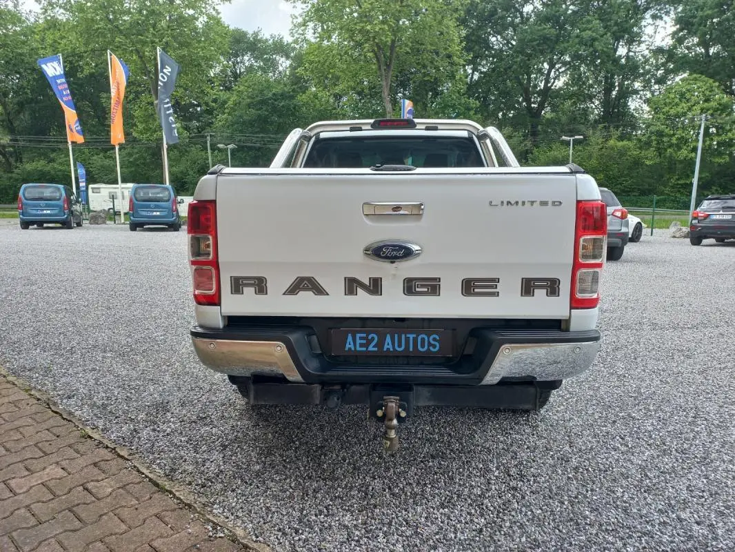 Vue arrière du Ford Ranger blanc Super Cabine Limited 2022 avec attelage et logo bien visibles.